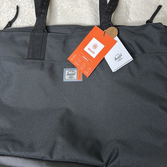 Herschel Insulated Bag🖤 - Picture 4 of 4